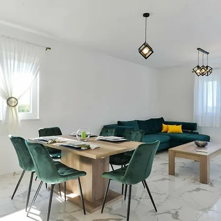 Holiday House Casia With Pool 펜션 Murvica (Policnik)